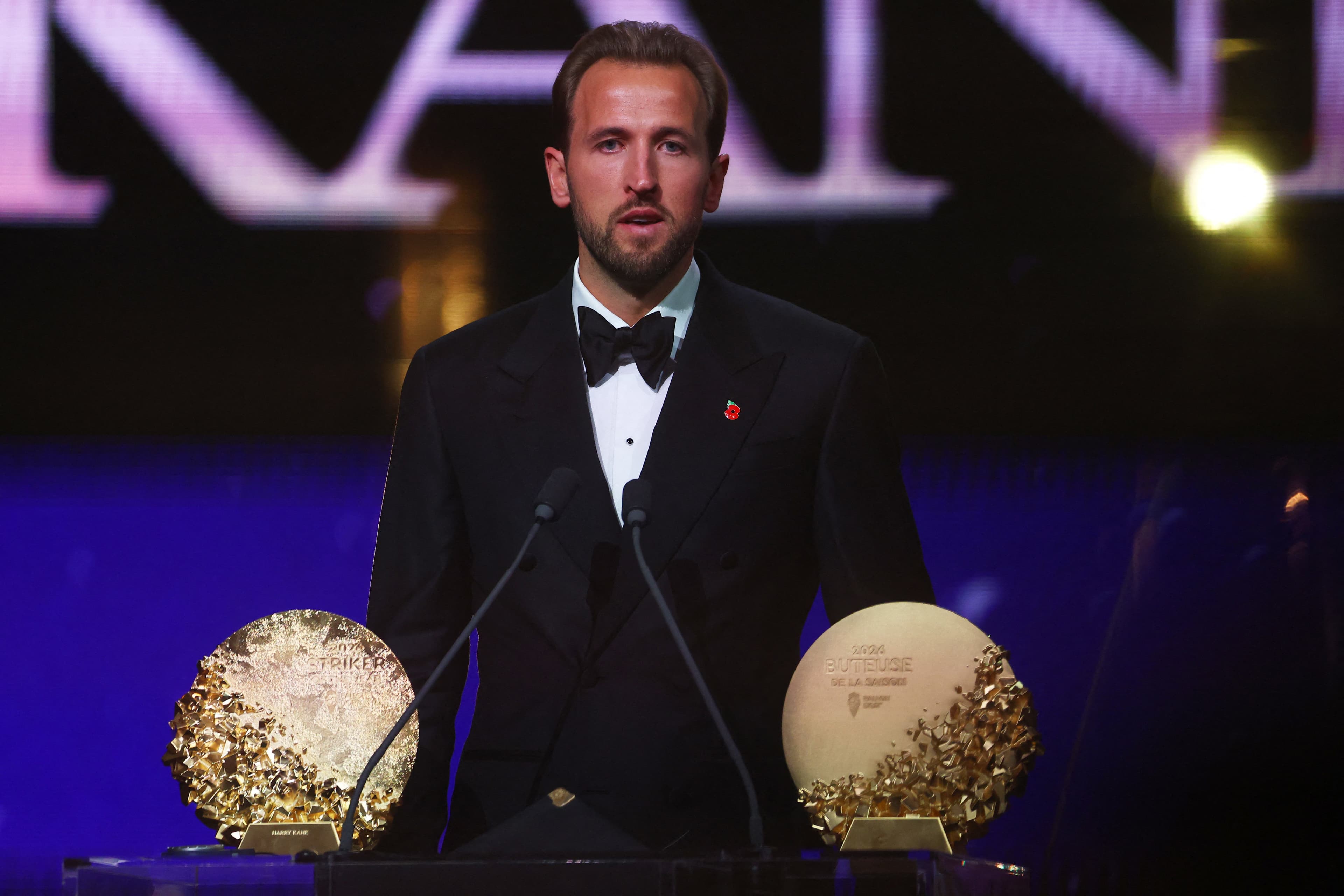 Beckham parabeniza Kane por Bola de Ouro com foto de infância do atacante ao lado da atual esposa