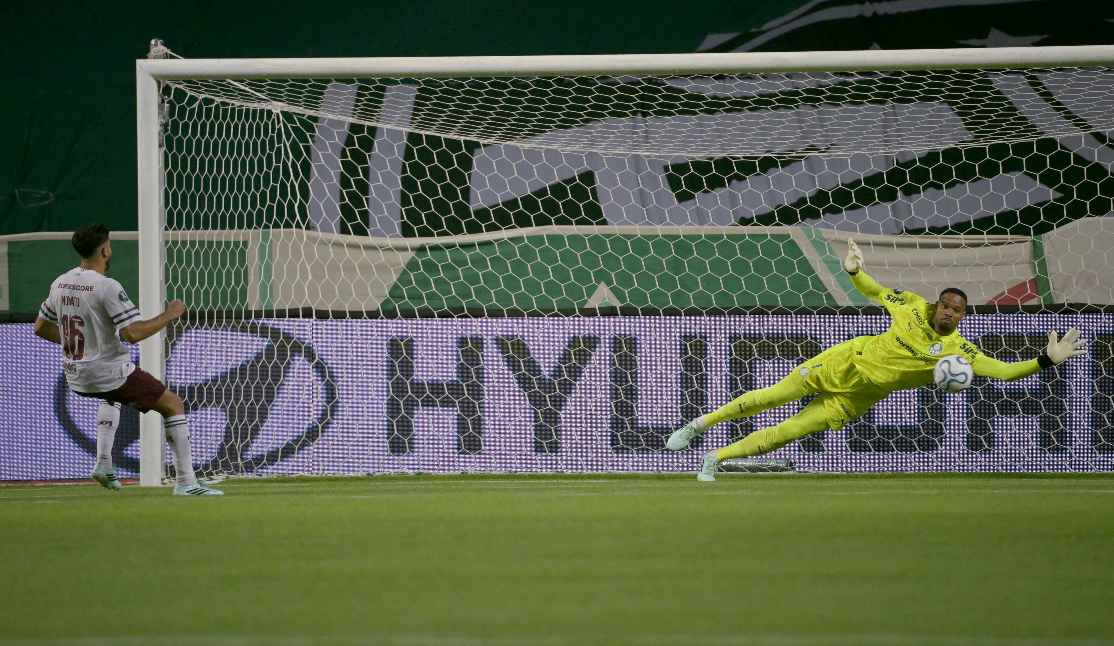 Nonato chora, pede desculpas à torcida do Fluminense e é consolado por Arias